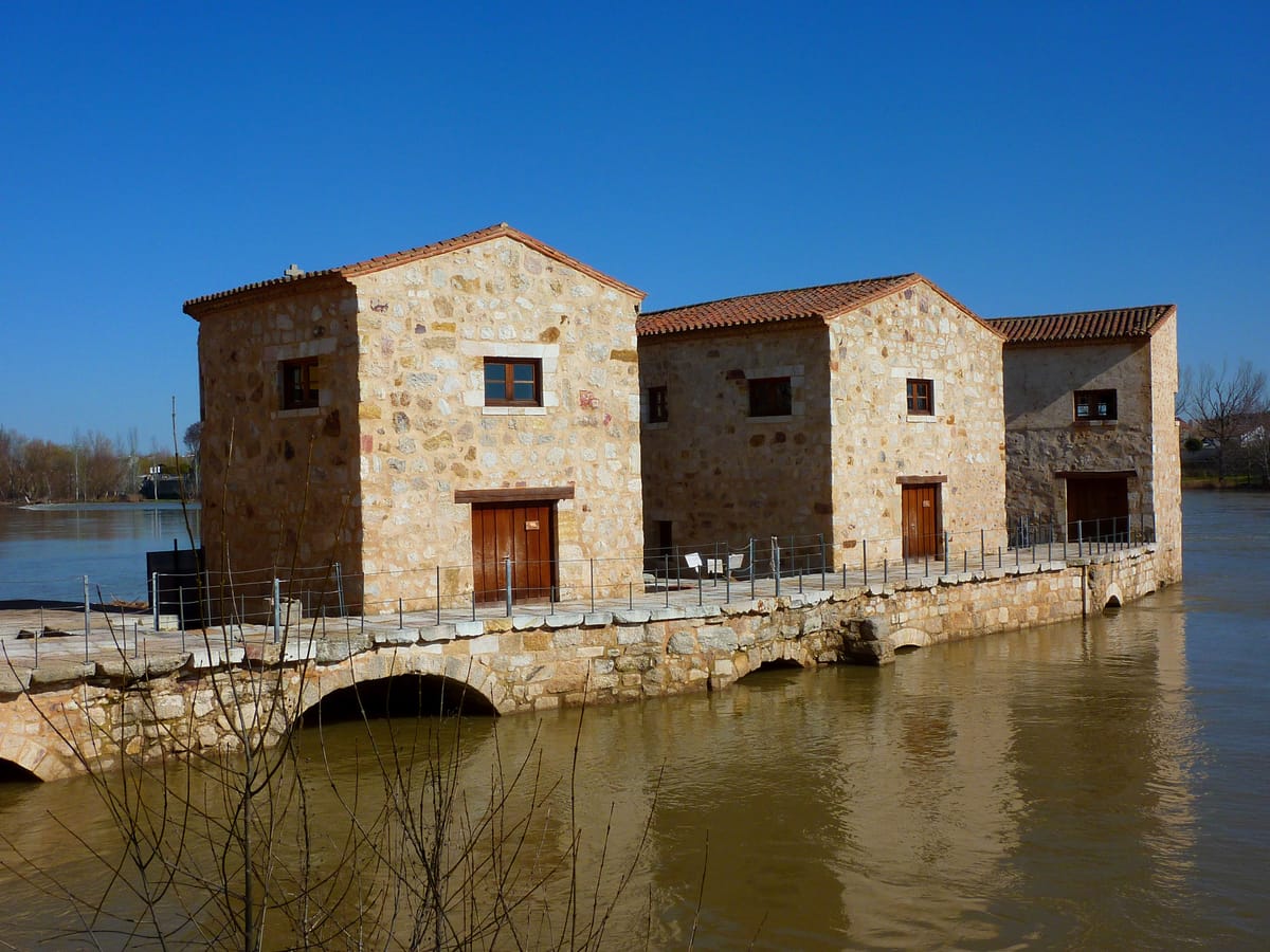 Moinhos de pedra sobre o rio Douro, em Zamora, com a água passando por baixo