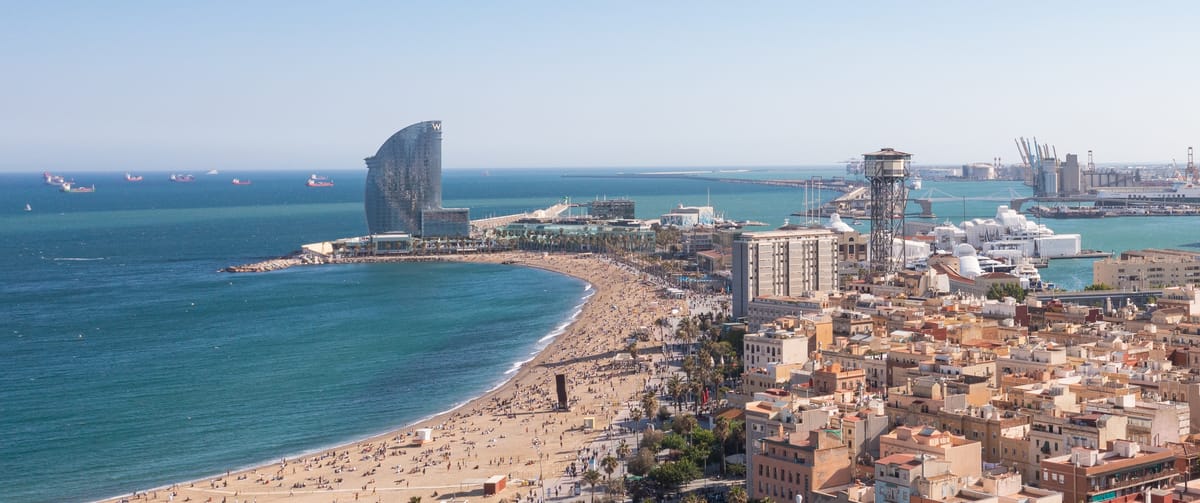 Vista aérea da praia da Barceloneta e do Port Vell