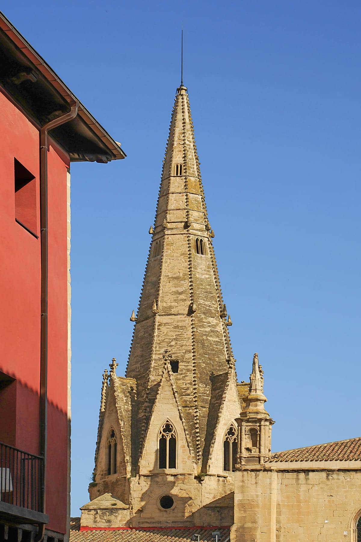 Agulha gótica da igreja de Santa María de Palacio em Logroño