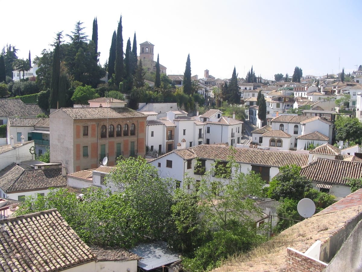 Casario branco do Albaicín visto a partir da encosta