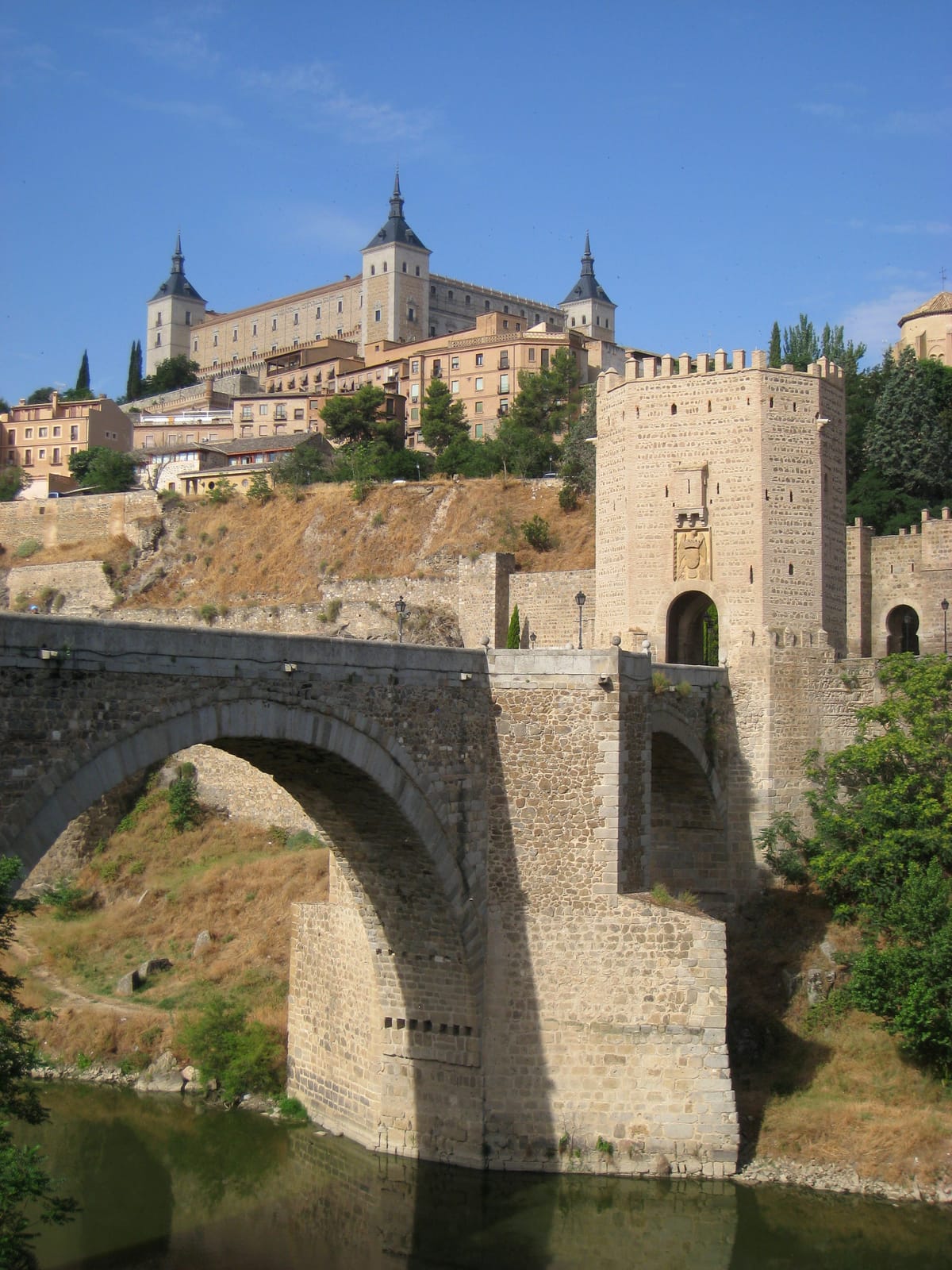 A ponte de Alcántara, sobre o Tajo, em Toledo, com as duas torres nas pontas