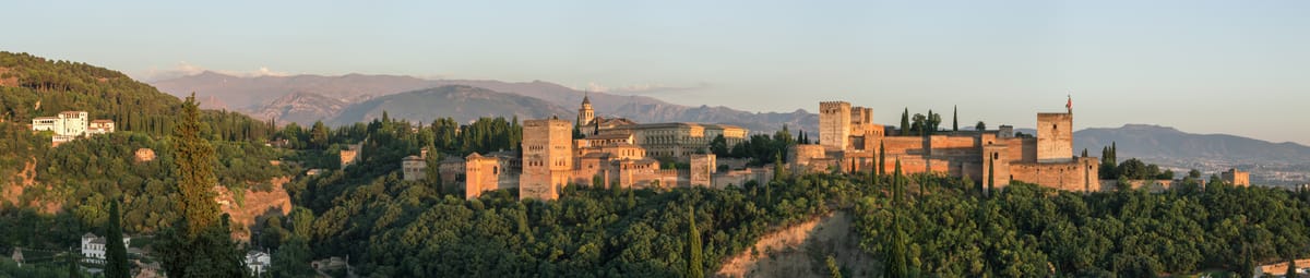 Panorama noturno da Alhambra visto do mirador de San Nicolás, com a colina iluminada