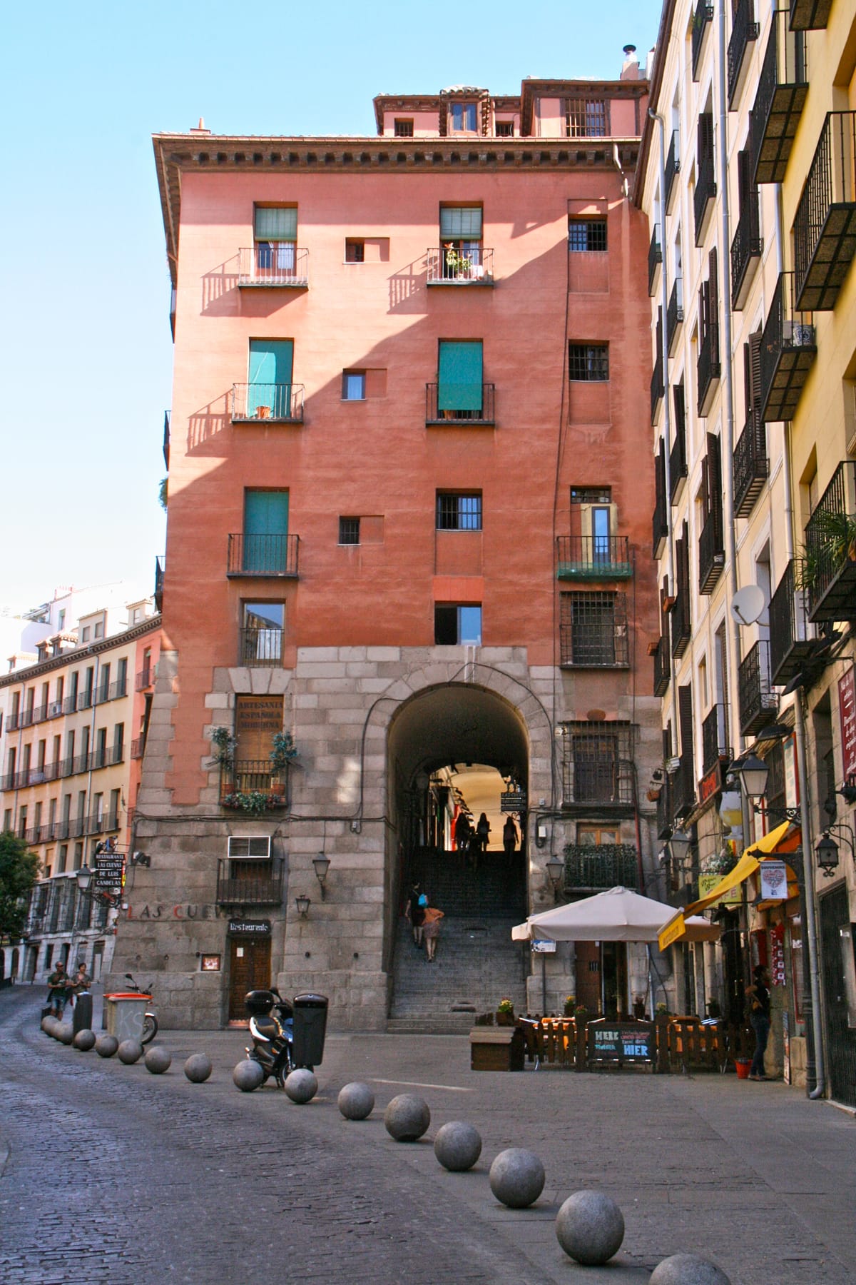 Arco de Cuchilleros, no canto sudoeste da Plaza Mayor, visto da rua em declive
