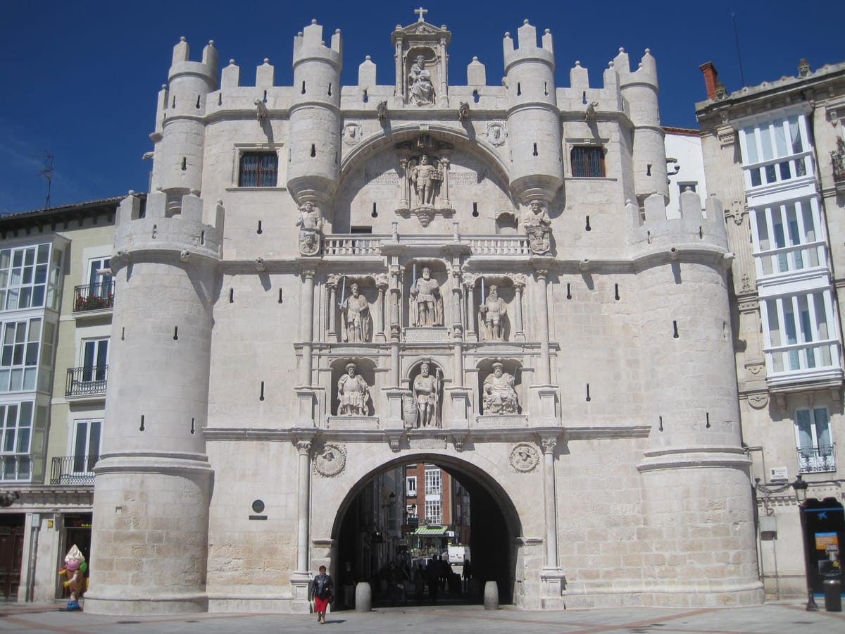 O Arco de Santa María visto de frente, com torreões e estátuas em nichos