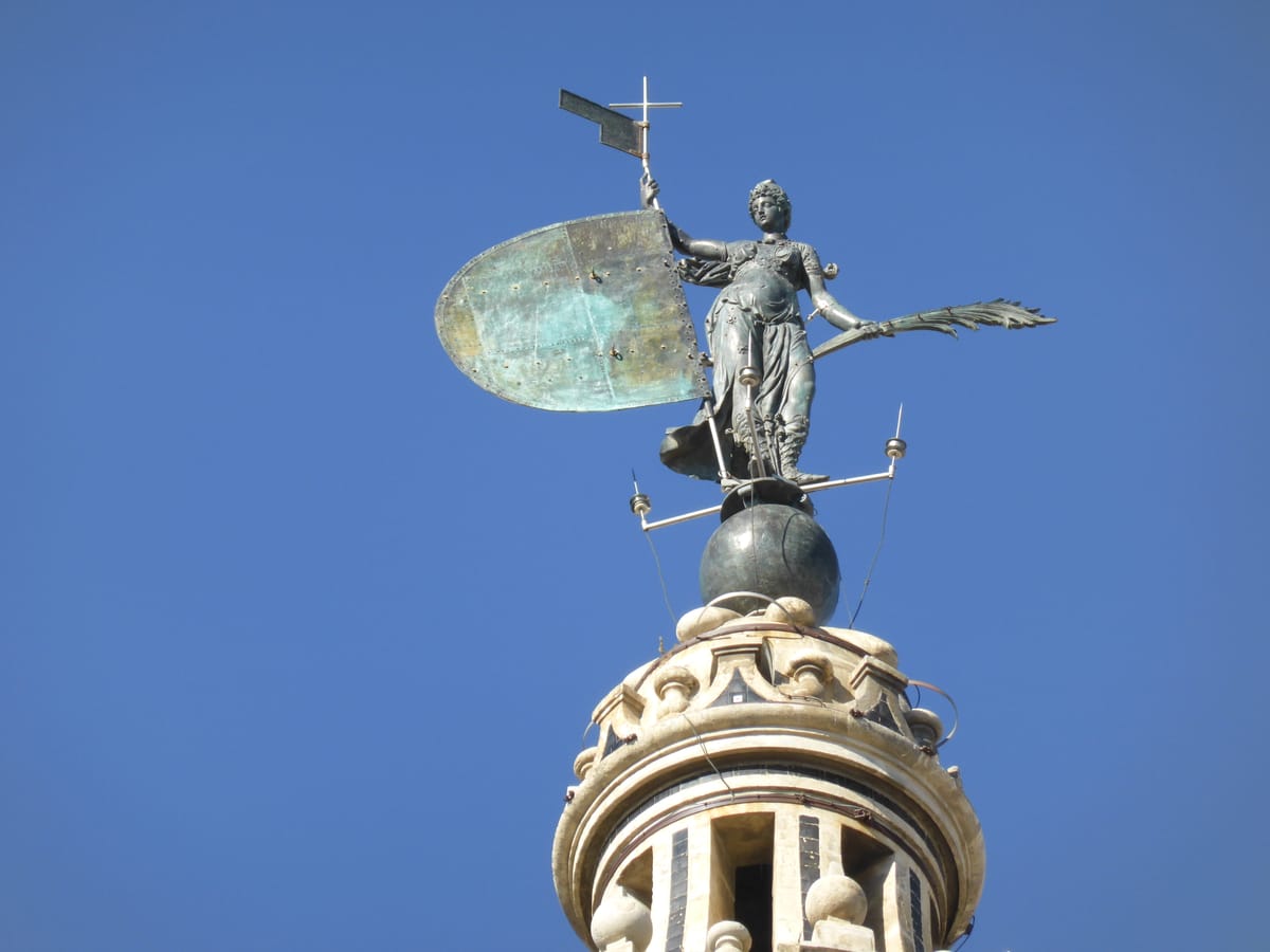 Escultura de bronze do Giraldillo, no alto da Giralda