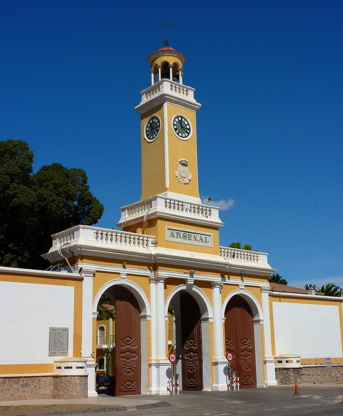 Entrada do Arsenal de Cartagena, com portão monumental