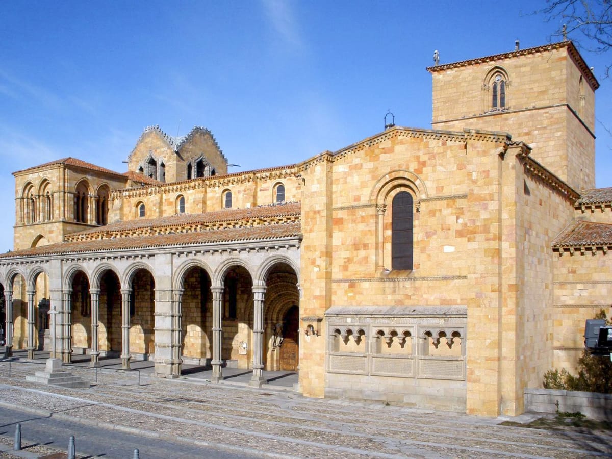 Fachada de granito da basílica de San Vicente