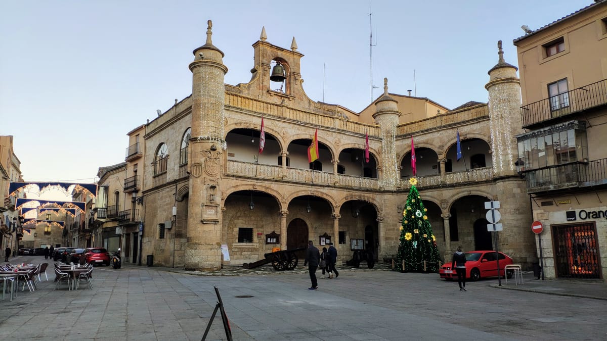 Fachada renascentista da prefeitura de Ciudad Rodrigo, com arcos e galeria