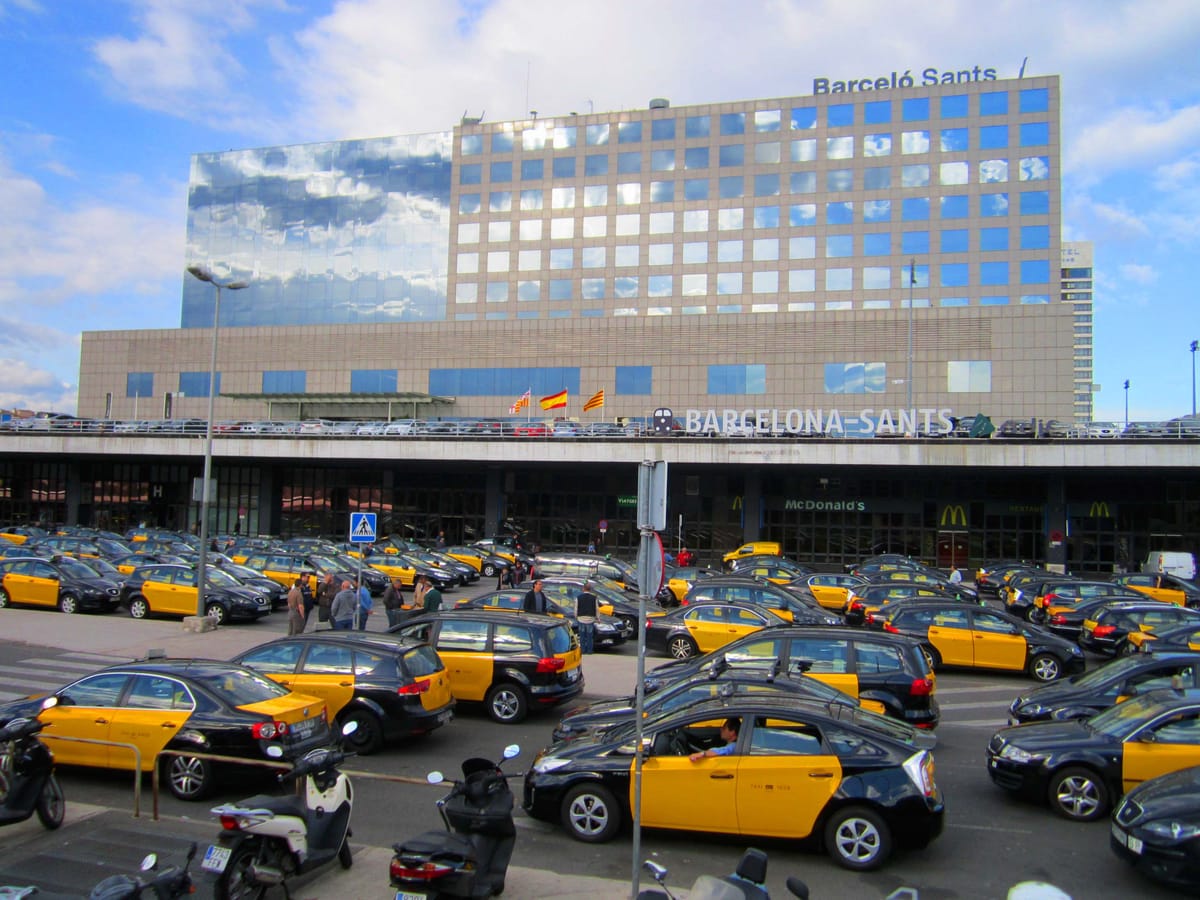 Estação de Barcelona-Sants, com táxis estacionados à frente