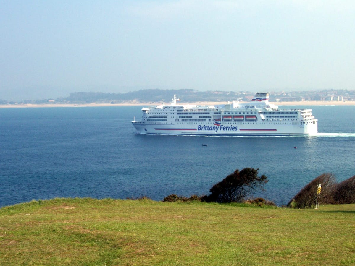 O navio Pont-Aven, da Brittany Ferries, ao largo de Santander