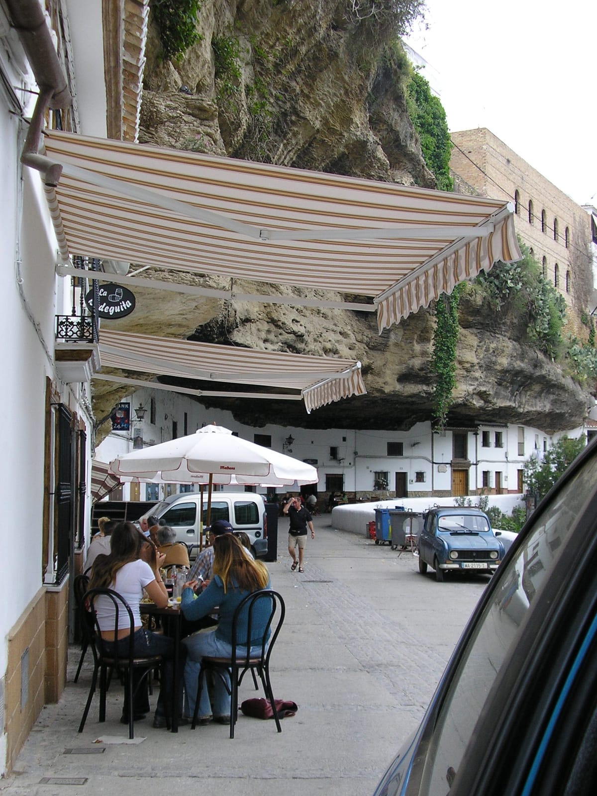 Rua Cuevas del Sol, em Setenil de las Bodegas, com as casas sob a rocha