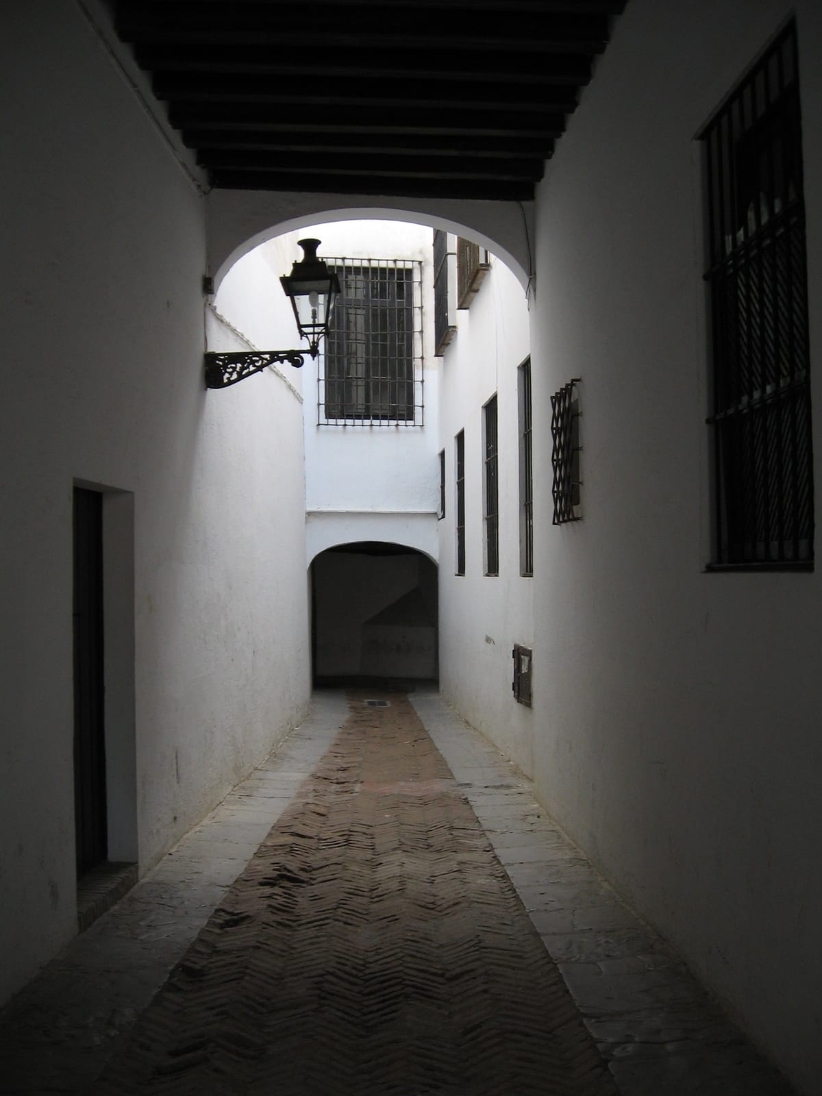 Passagem estreita entre o Patio de Banderas, junto ao Alcázar, e a calle Judería