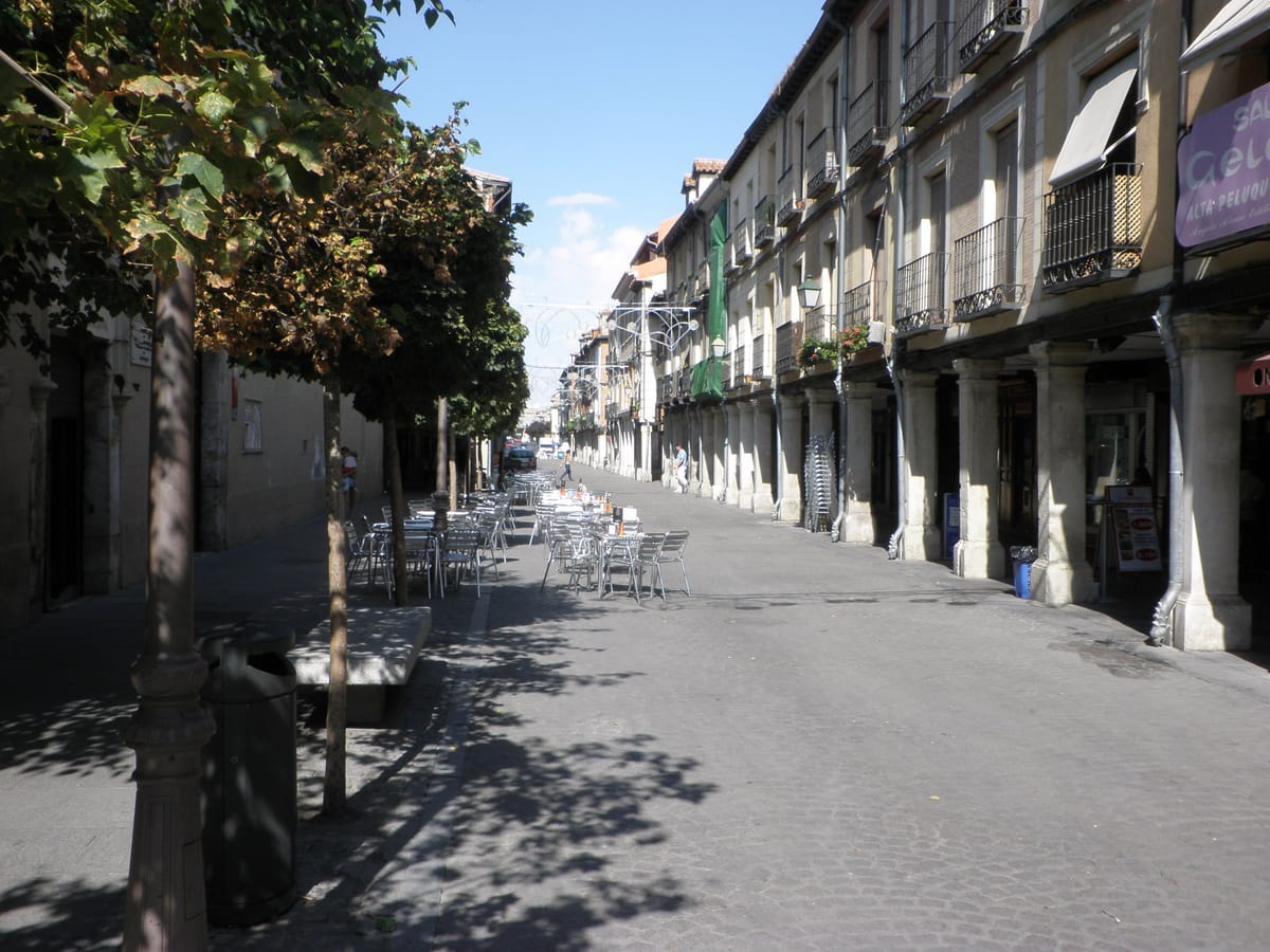A Calle Mayor de Alcalá de Henares, com a fileira de casas de arcadas