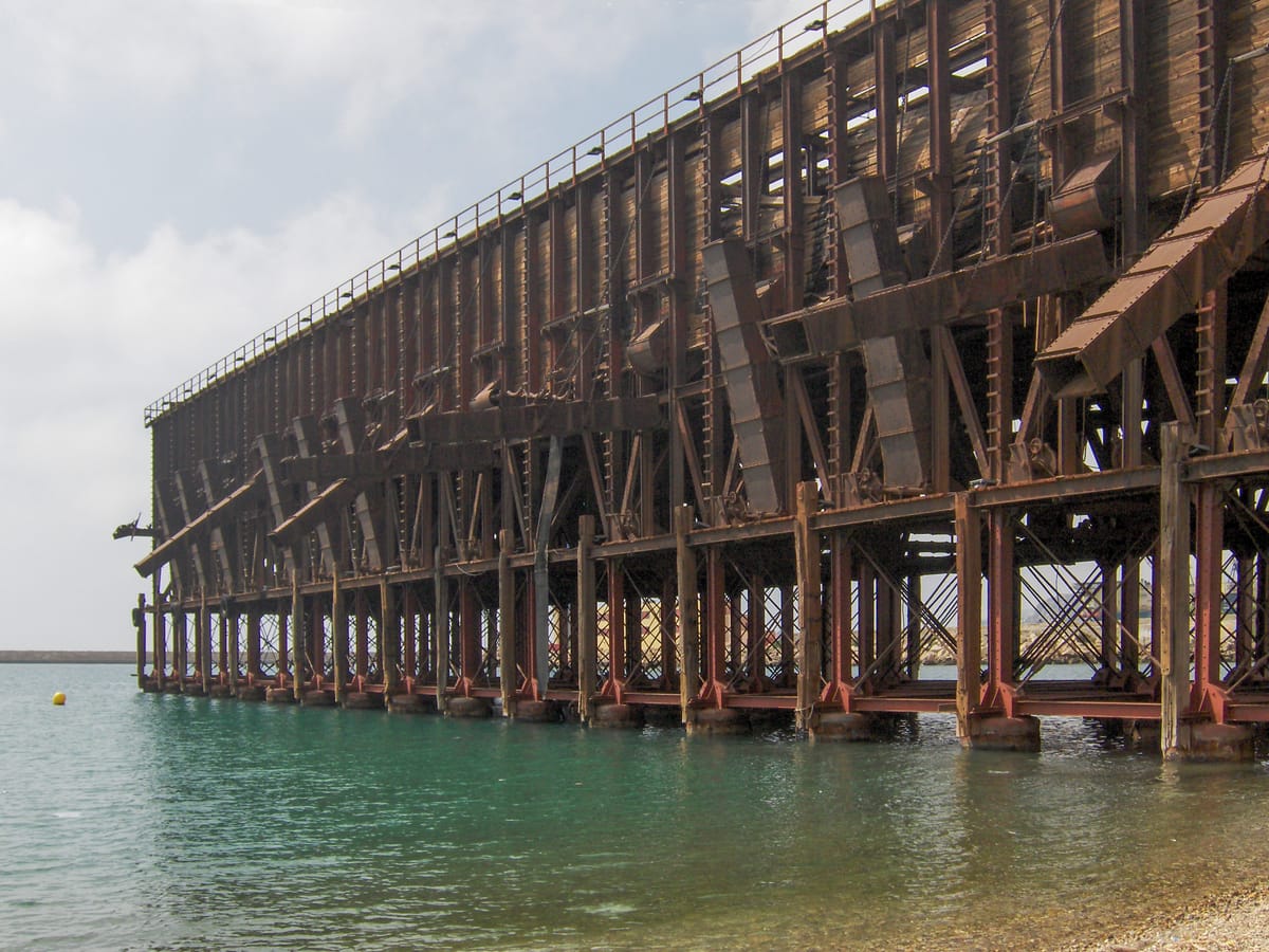 Cable Inglés, o embarcadouro de ferro de minério, avançando sobre o mar em Almería