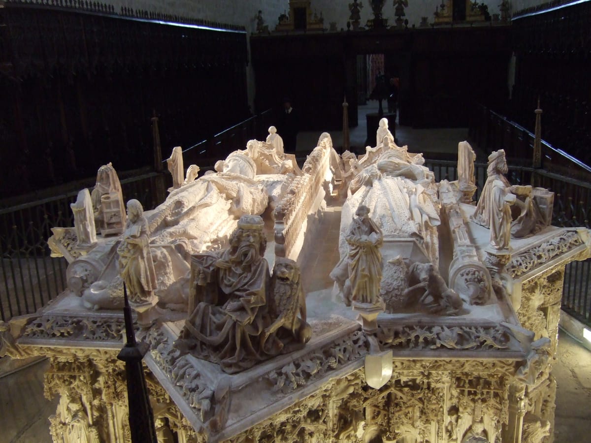 Sepulcro em forma de estrela, de alabastro, no centro da igreja da cartuxa de Miraflores