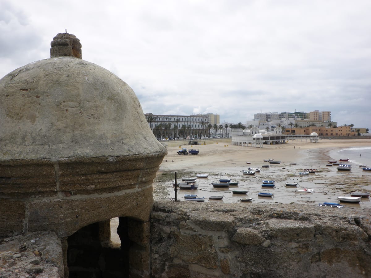 Castelo de Santa Catalina em Cádiz, com planta pentagonal e pontas em forma de estrela junto ao mar