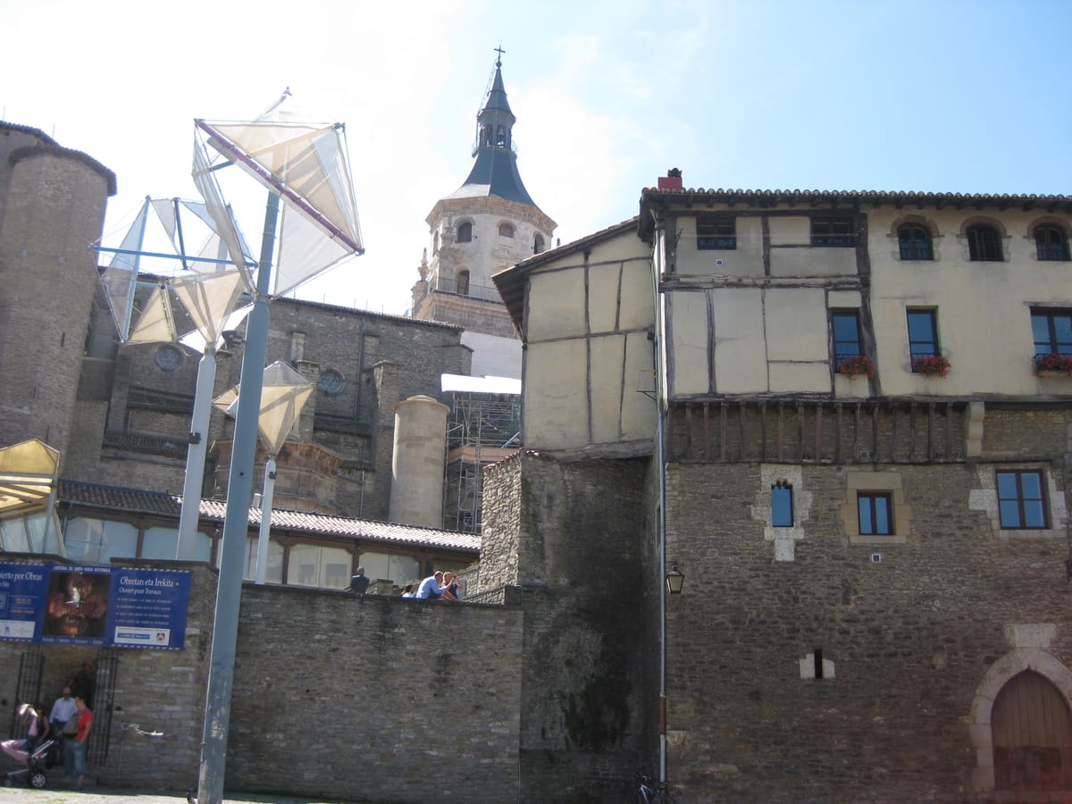 A catedral de Santa María e a torre medieval dos Hurtado de Anda, em Vitoria-Gasteiz