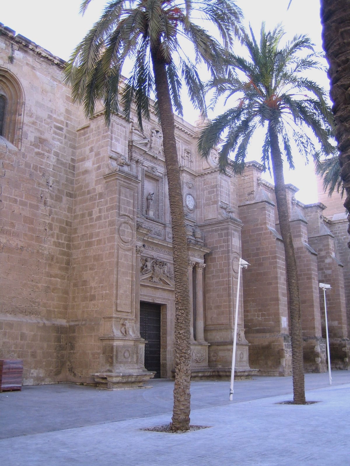 Fachada da catedral-fortaleza de Almería, de pedra clara, com torreões nos cantos