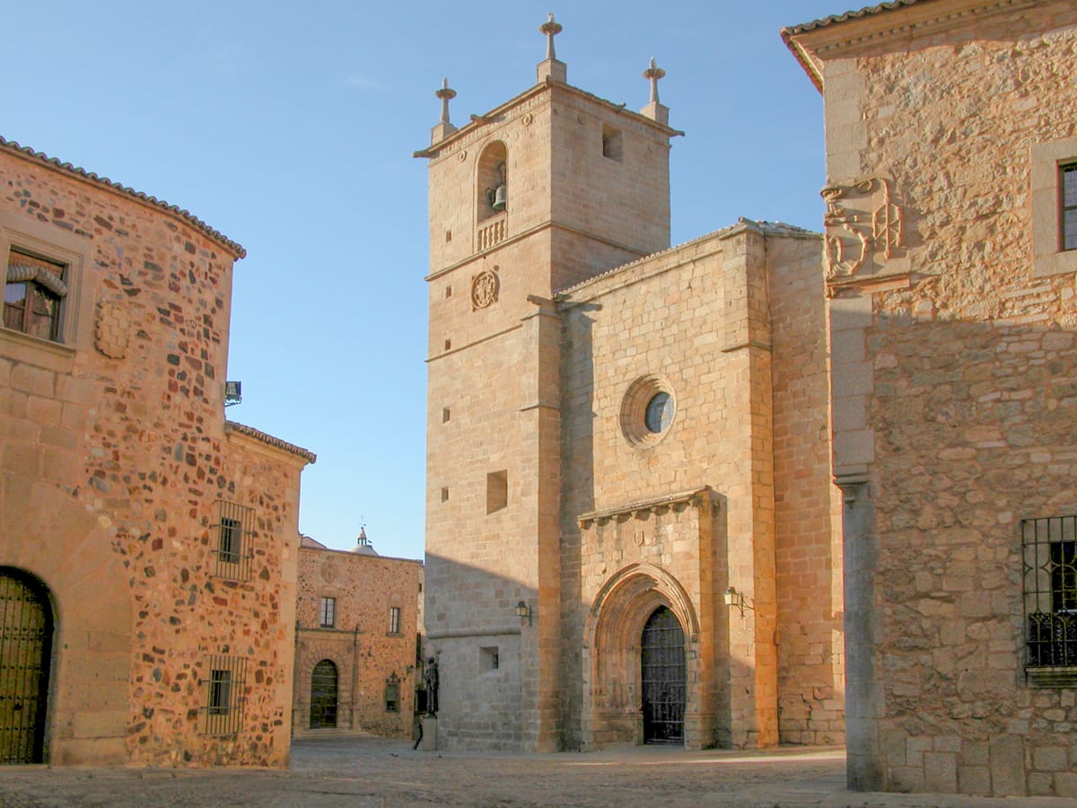 Vista da cidade velha de Cáceres com a concatedral e os telhados