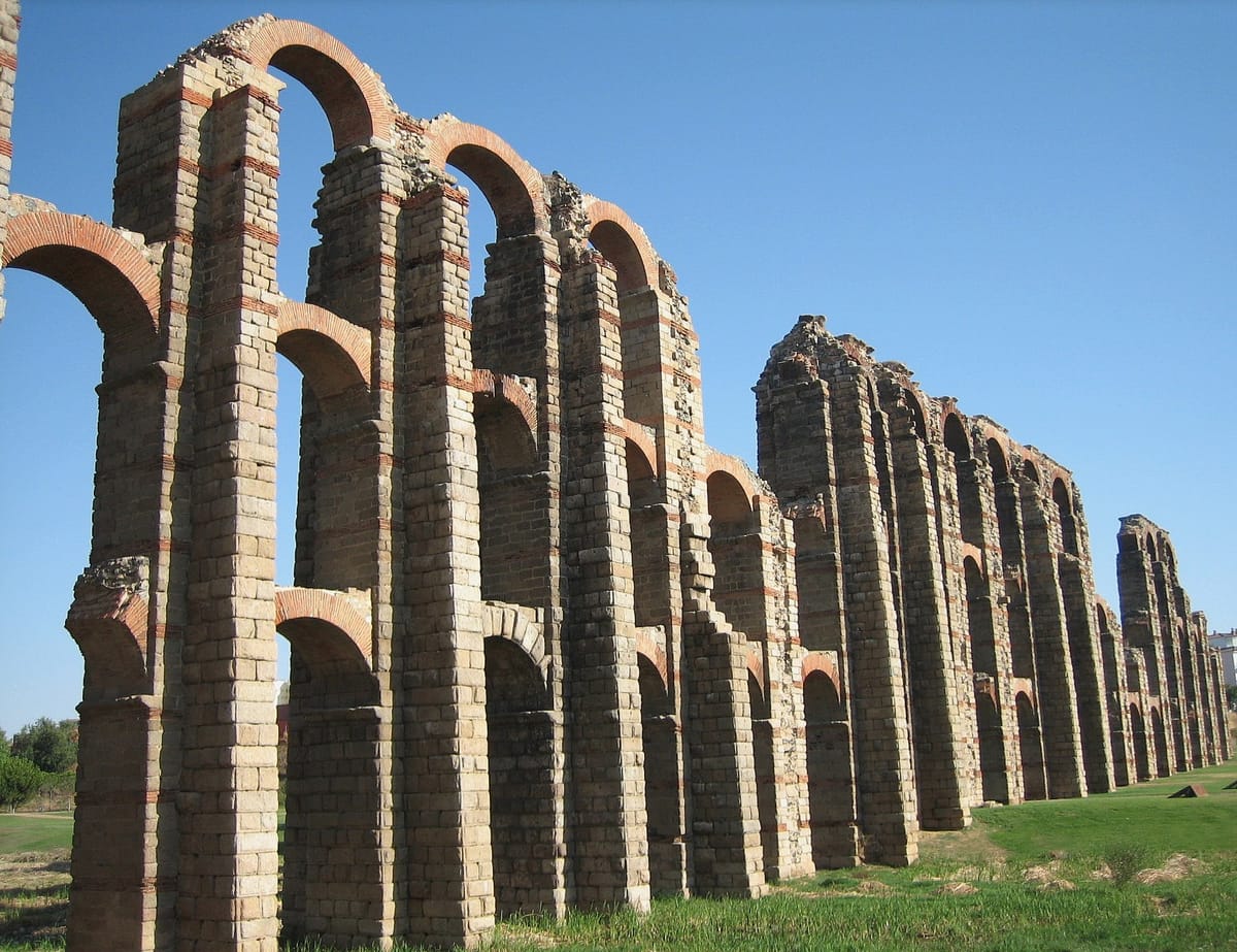 Aqueduto dos Milagres, em Mérida, com arcos de tijolo e granito