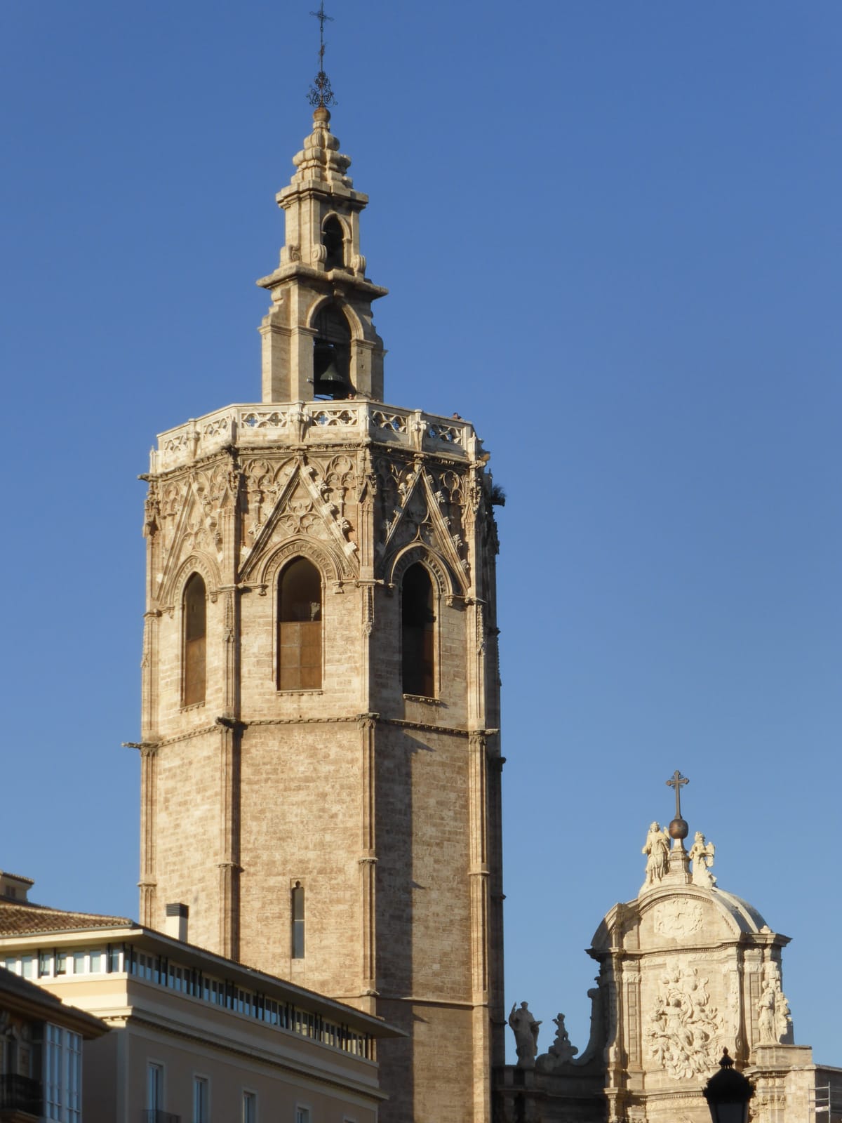 O Miguelete, torre da catedral de Valência, visto de baixo