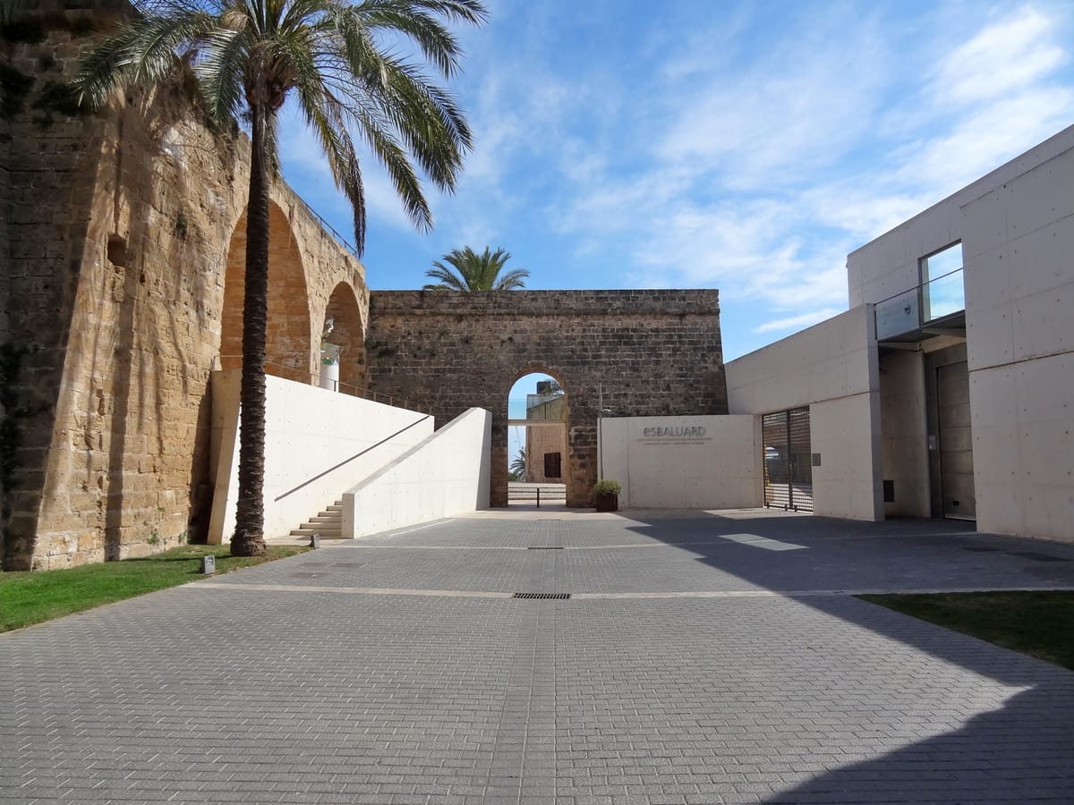 Fachada do museu Es Baluard, sobre as muralhas, em Palma