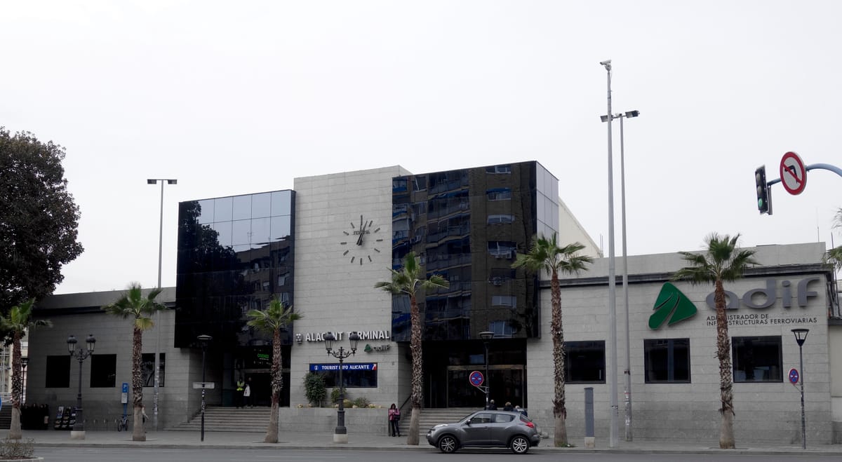 Fachada da estação Alicante-Terminal, onde chegam os trens de alta velocidade de Madri