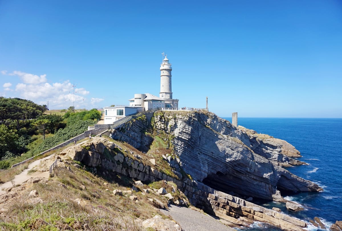 O farol de Cabo Mayor, em Santander, com a torre de pedra sobre as falésias