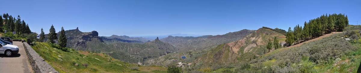 Panorama do interior de Gran Canaria, com rochas e vales e, ao longe, Tenerife