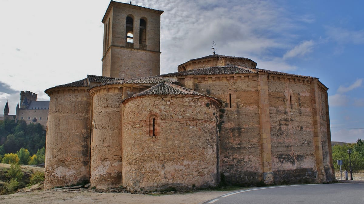A igreja da Vera Cruz, em Segóvia, com planta de 12 lados e o templete no centro