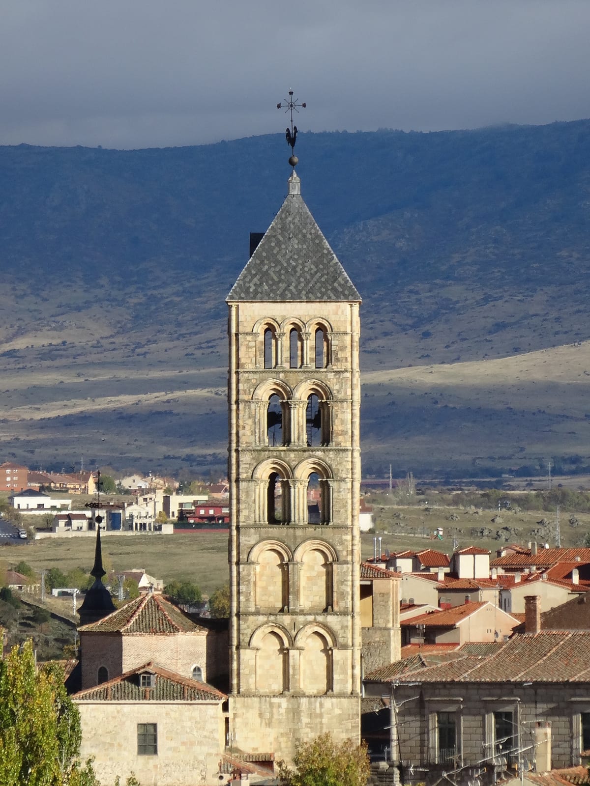 A torre da igreja de San Esteban, em Segóvia, entre telhados e o céu limpo