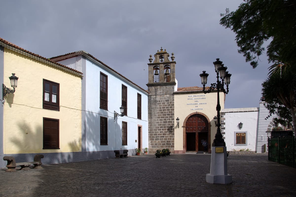 Fachada do Real Santuario do Santísimo Cristo de La Laguna, em pedra clara