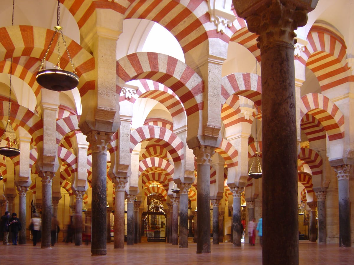 Exterior da Mesquita-Catedral de Córdoba, com muros de pedra e a torre