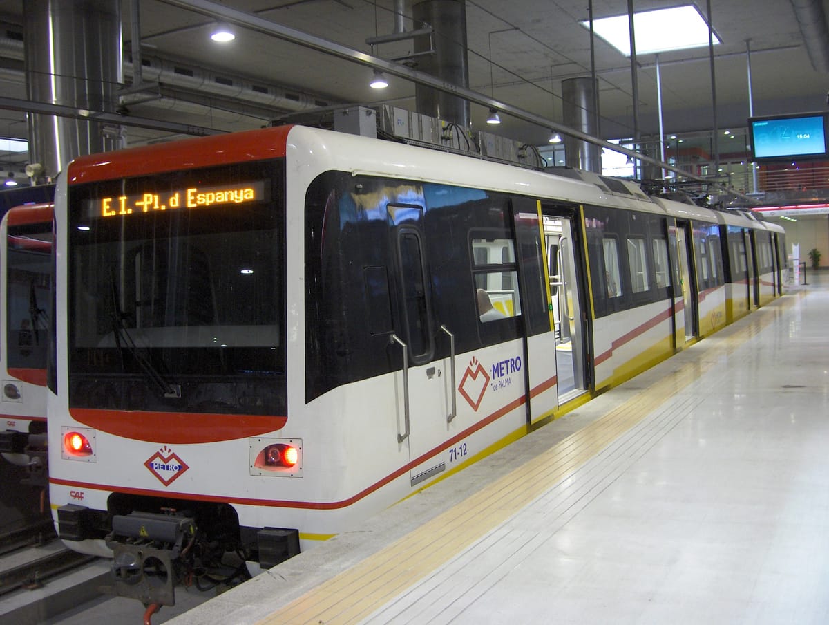 Trem do metrô de Palma na Estação Intermodal
