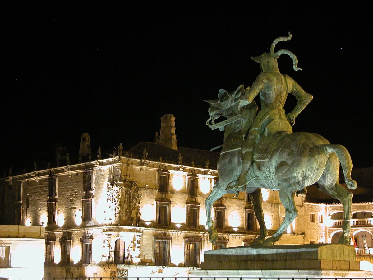 Estátua de Pizarro e a Plaza Mayor de Trujillo à noite