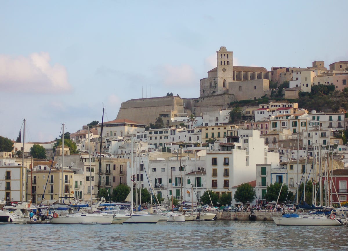 O porto da cidade de Ibiza