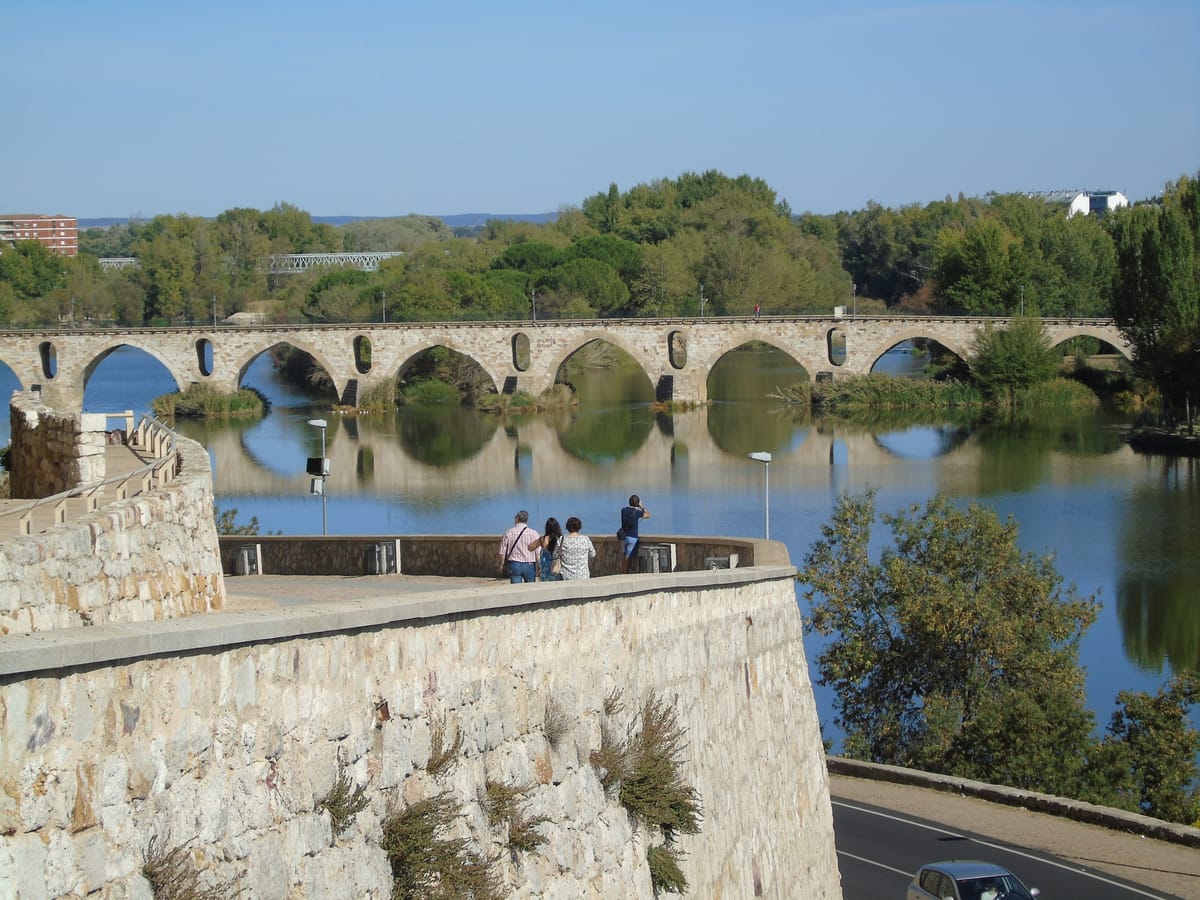 Ponte de pedra de arcos apontados sobre o rio Douro, em Zamora
