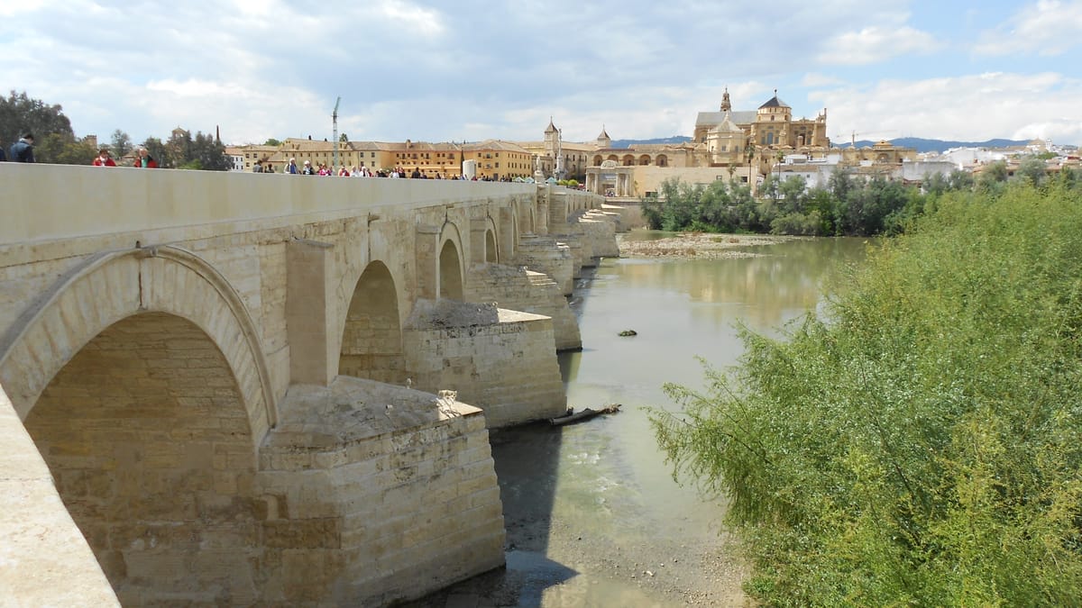 A Ponte Romana sobre o Guadalquivir, com arcos de pedra