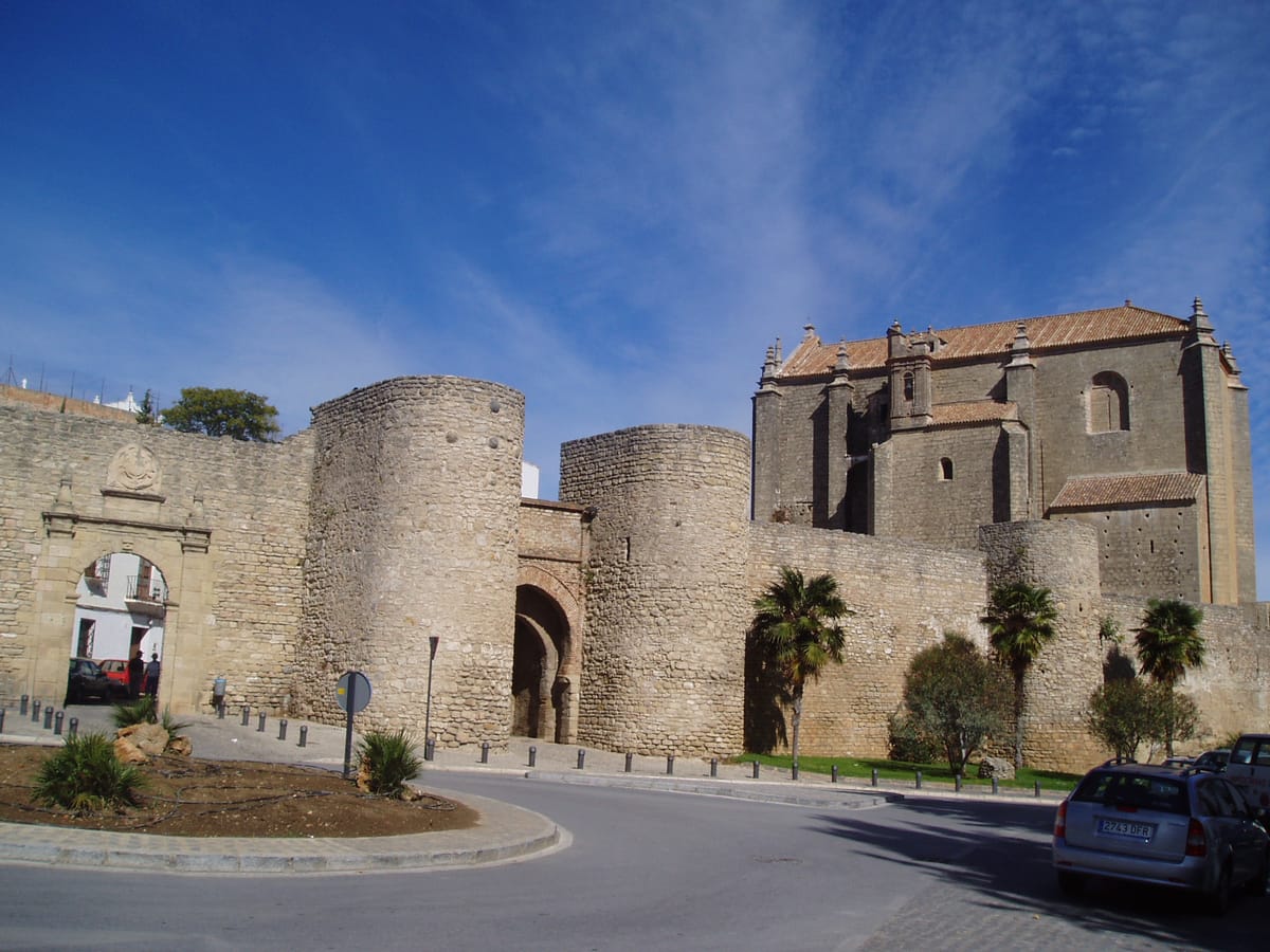 Puerta de Almocábar e a igreja do Espíritu Santo, em Ronda