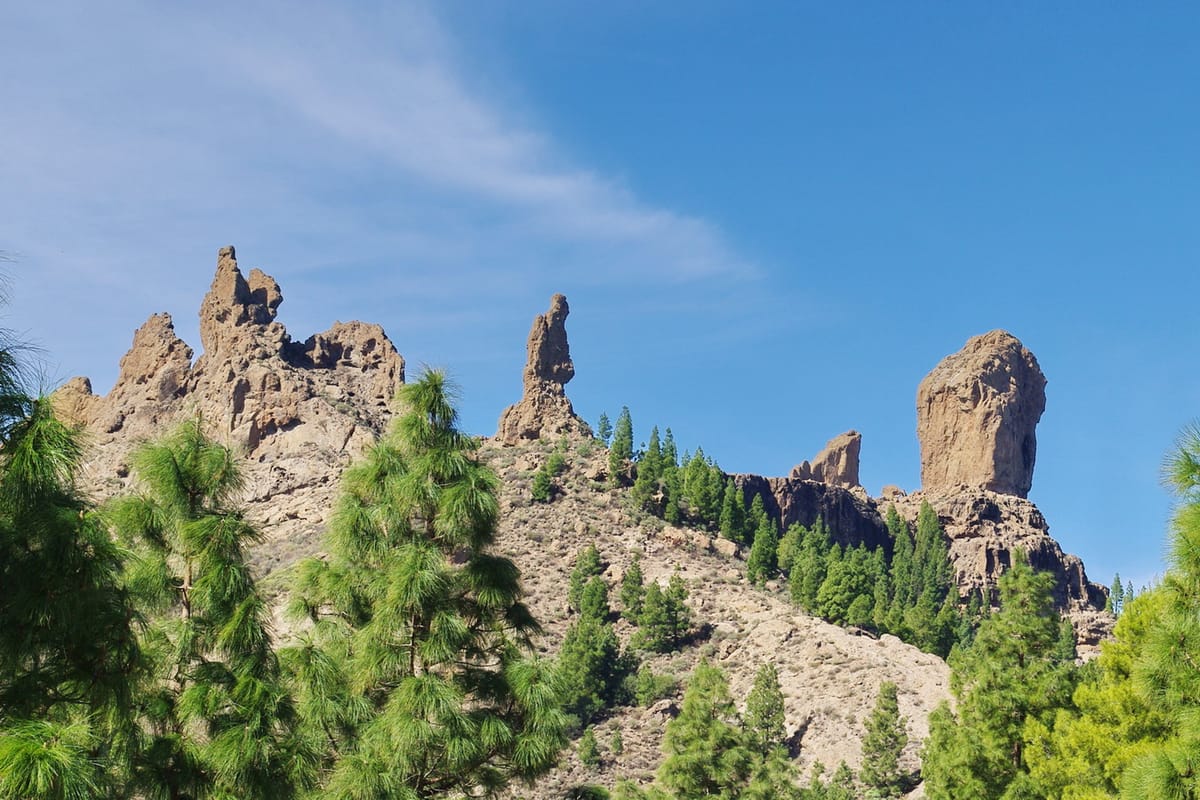 O Roque Nublo e a formação El Fraile, no centro de Gran Canaria