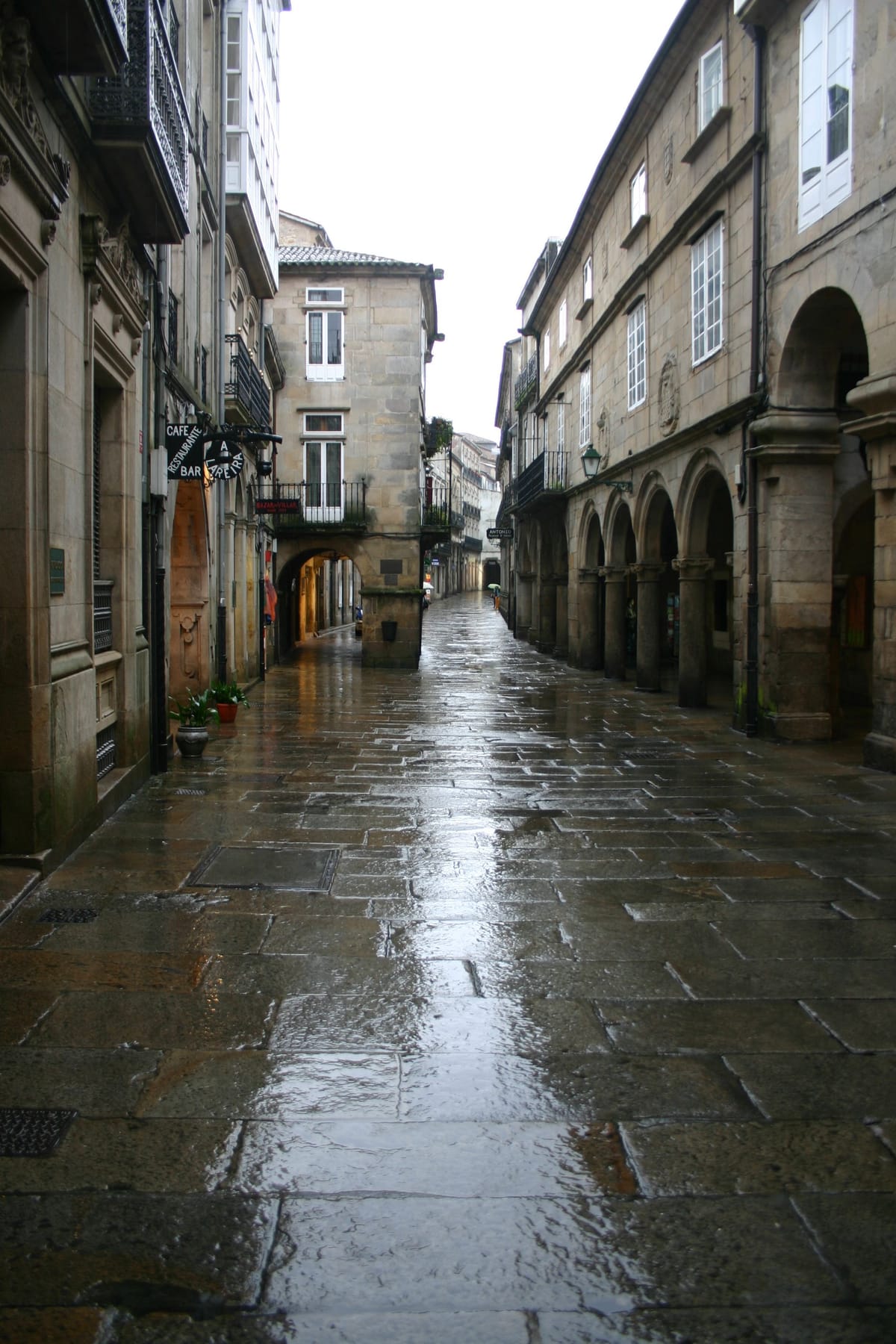 A Rúa do Vilar, em Santiago de Compostela, com pórticos de pedra