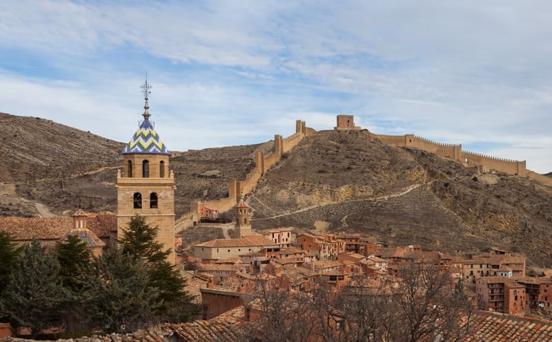 As casas cor de barro de Albarracín penduradas sobre o rio Guadalaviar, na serra de Teruel