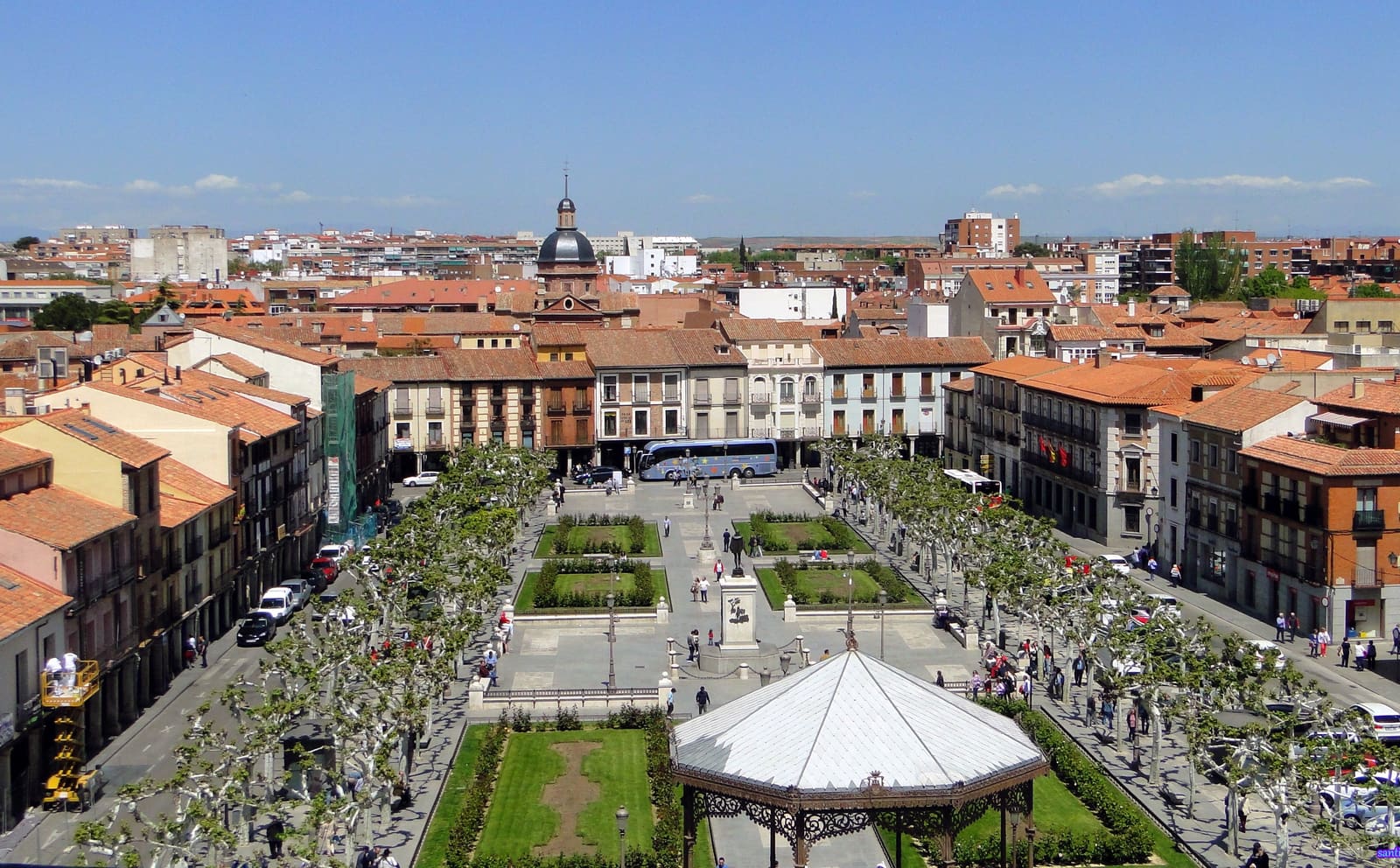 Praça de Cervantes, em Alcalá de Henares, com coreto, jardins e casas de arcadas