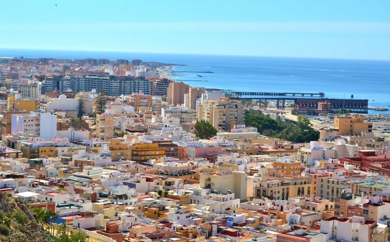 Casario claro de Almería descendo até o porto e o mar, visto da Alcazaba
