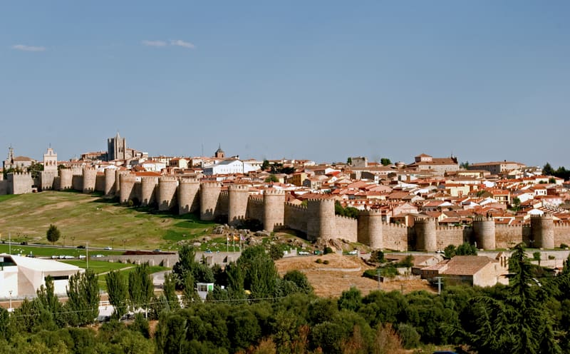Muralha medieval de Ávila com suas torres cercando a cidade antiga