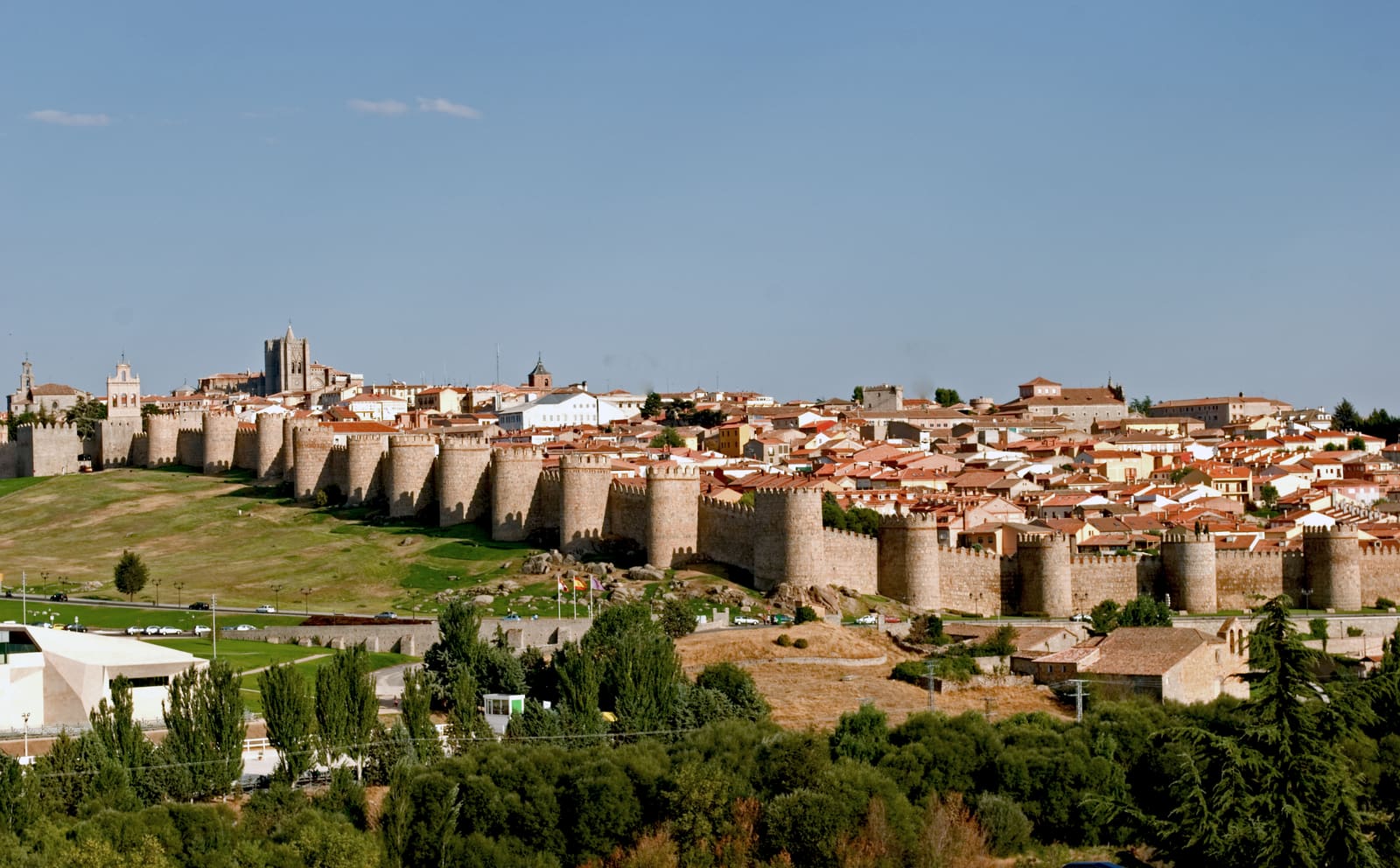 Muralha medieval de Ávila com suas torres cercando a cidade antiga