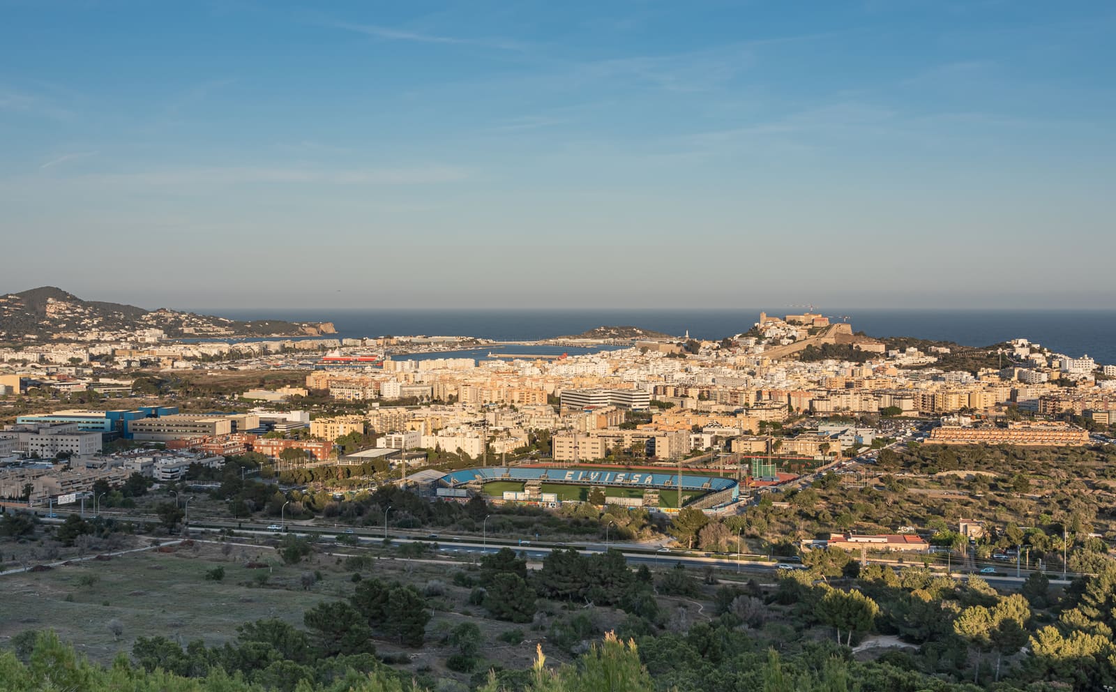 Vista de longe da cidade de Ibiza, com Dalt Vila no morro junto ao mar