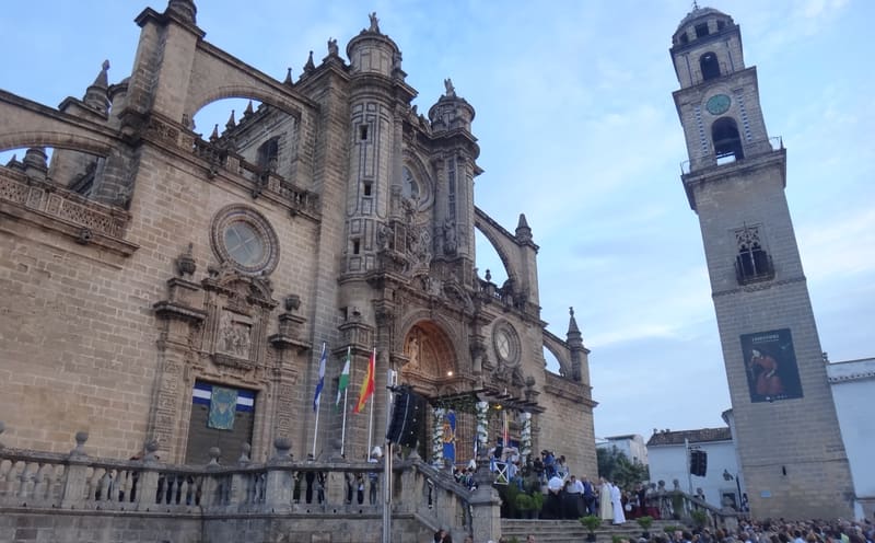 Fachada barroca da catedral de Jerez de la Frontera com a torre sineira separada à direita