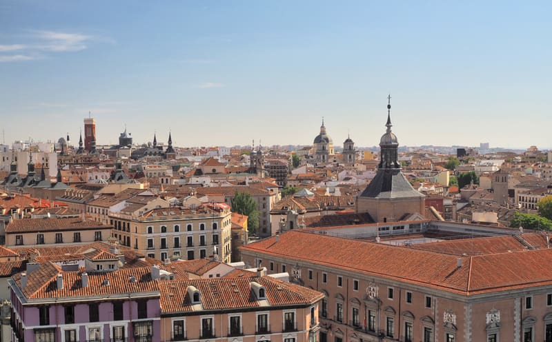 Telhados do centro de Madrid com cúpulas e torres de ardósia sob céu azul