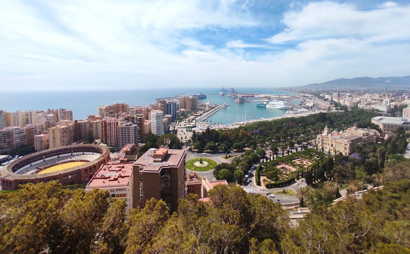 Vista do alto de Málaga com a praça de touros, o porto e o mar ao fundo